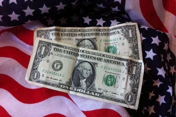 Dinero y la bandera estadounidense