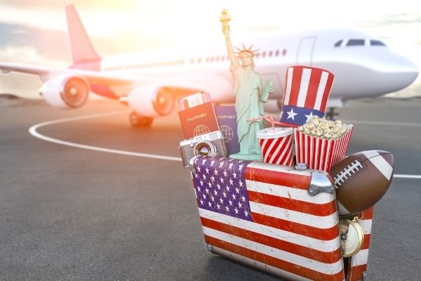 Avión y maleta en EE.UU. look