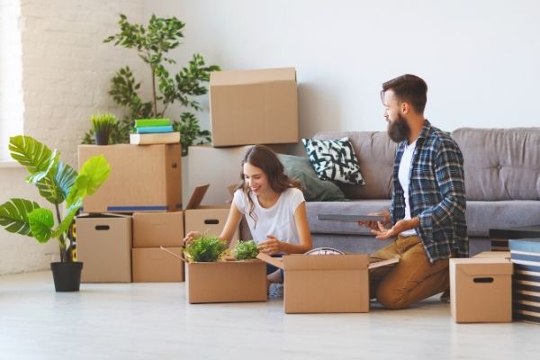 Pareja abriendo cajas